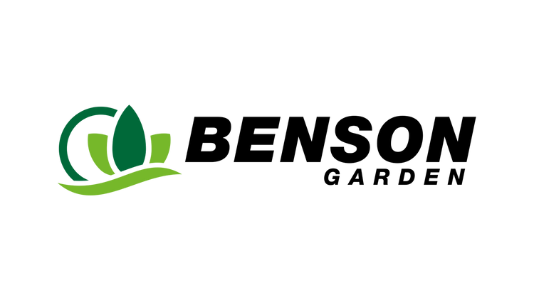 Logo mit zwei grünen Blättern vor grünem Kreis und geschwungener grüner Welle; rechts daneben schwarzer Schriftzug „Benson Garden“.