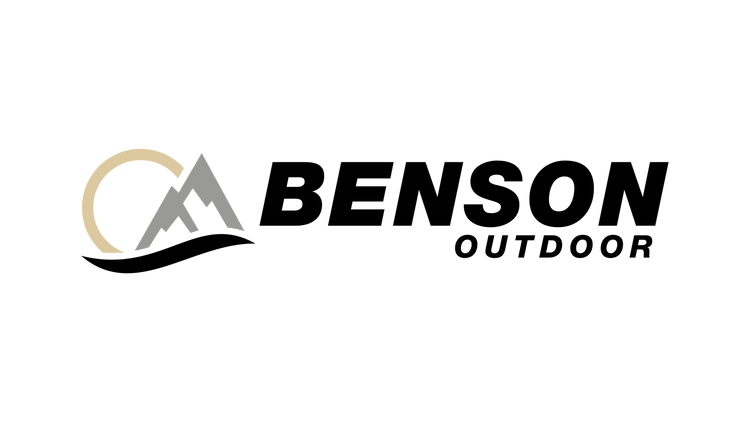 Logo der Marke BENSON OUTDOOR: Schwarzer Schriftzug rechts neben stilisiertem Bergsymbol in Grau und beigem Halbkreis, der einen Sonnenaufgang darstellt.