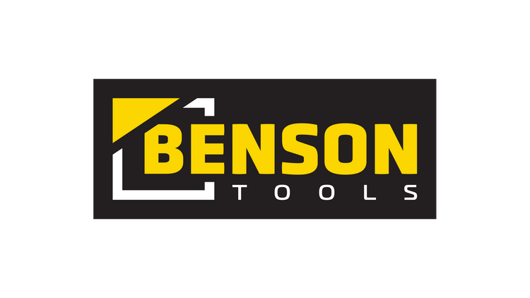 Logo der Marke BENSON TOOLS: Gelber Schriftzug „BENSON“ mit stilisiertem Winkelzeichen, darunter in weißer Schrift das Wort „TOOLS“ auf schwarzem Hintergrund.