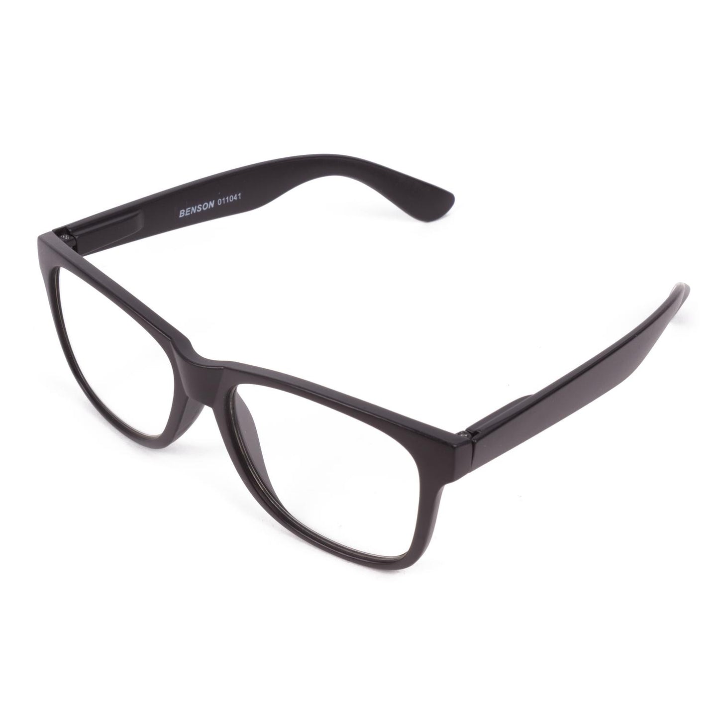 Schwarze Kunststoffbrille mit rechteckigen Gläsern und leicht glänzendem Rahmen. Beide Bügel sind geöffnet, die Brille befindet sich im Tragezustand. Auf dem linken Bügel steht in Weiß „BENSON 011041“. Die Brille liegt leicht schräg auf einem weißen Hintergrund