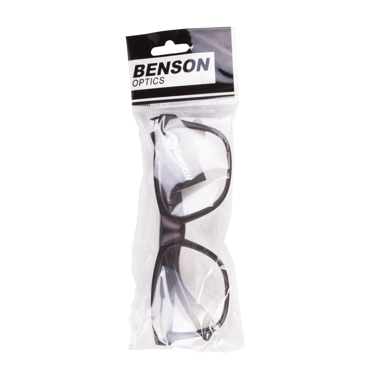 Schwarze Kunststoffbrille in transparenter Kunststoffverpackung mit Aufhängerloch. Oben ist ein schwarzer Streifen mit dem weißen Schriftzug „BENSON OPTICS“. Die Brille liegt flach in der Verpackung und ist durch die Folie gut sichtbar. Verpackung auf wei