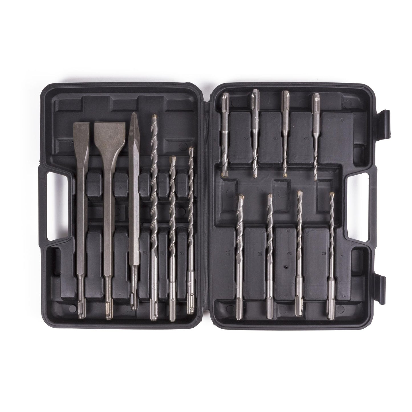 Offener Bohrer- und Meißelkoffer mit unterschiedlichen SDS-Bohrern und zwei breiten Flachmeißeln, vollständig sichtbar.