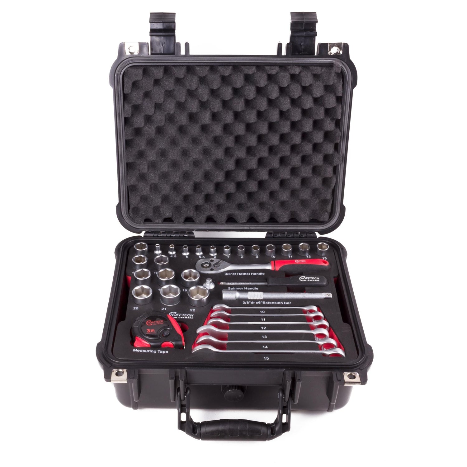 Geöffneter Werkzeugkoffer mit Schaumstoffeinlage, gefüllt mit Stecknüssen, Ratsche, Maulschlüsseln und Maßband, Ansicht von vorne.