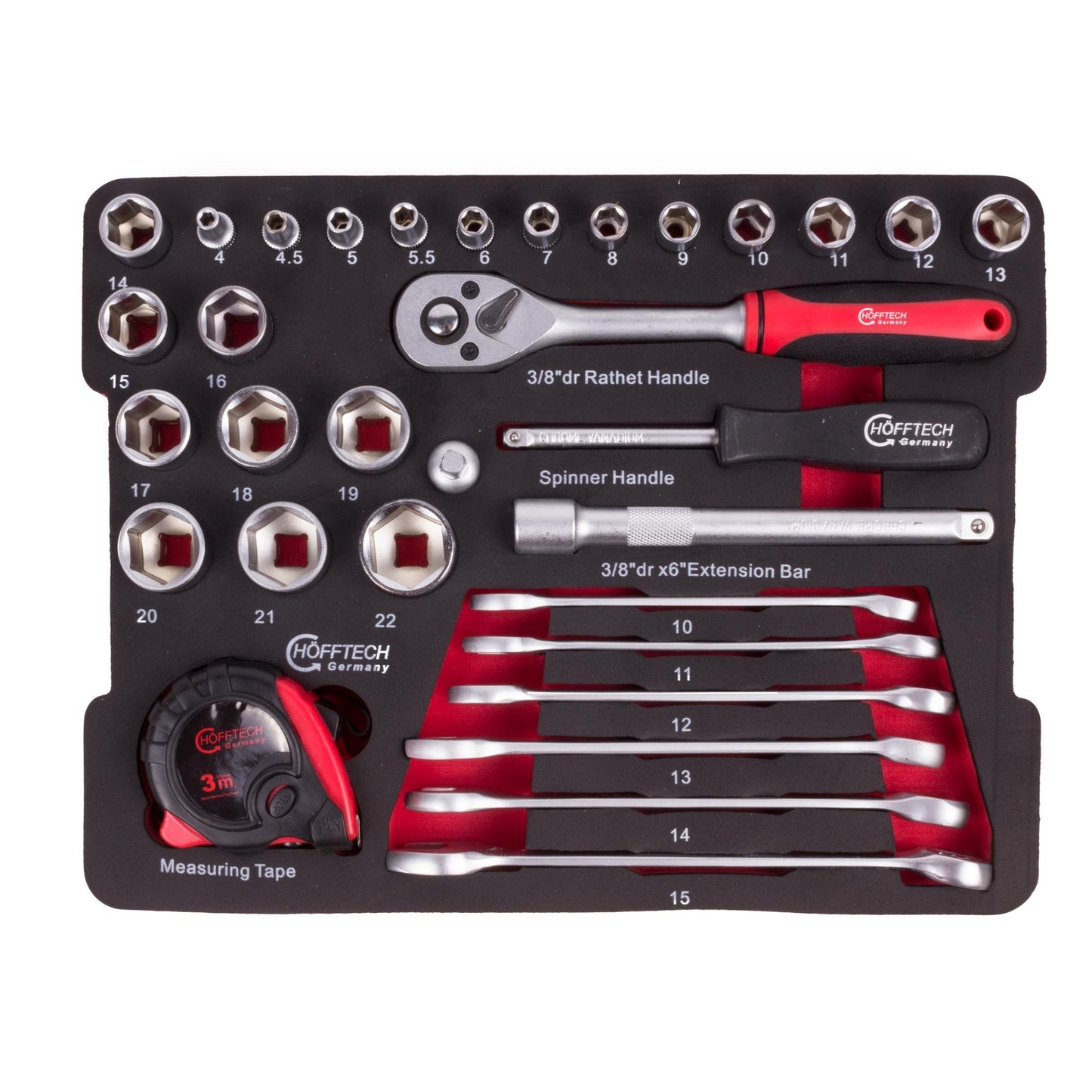 Einsatz mit Stecknüssen, Ratsche, Verlängerung, Ringschlüsseln und Maßband in geformter Einlage, Werkzeuge mit roten Griffen.