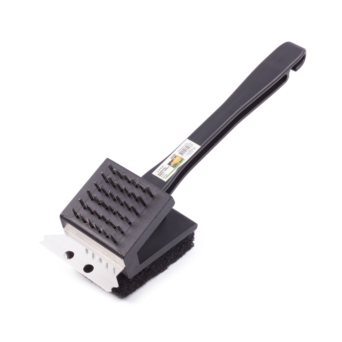 Grillbürste mit schwarzem Kunststoffgriff, rechteckigem Bürstenkopf mit Metallborsten, Metallschaber und schwarzem Schwamm. Etikett mit Barcode am Griff. Produkt liegt schräg auf weißem Hintergrund.