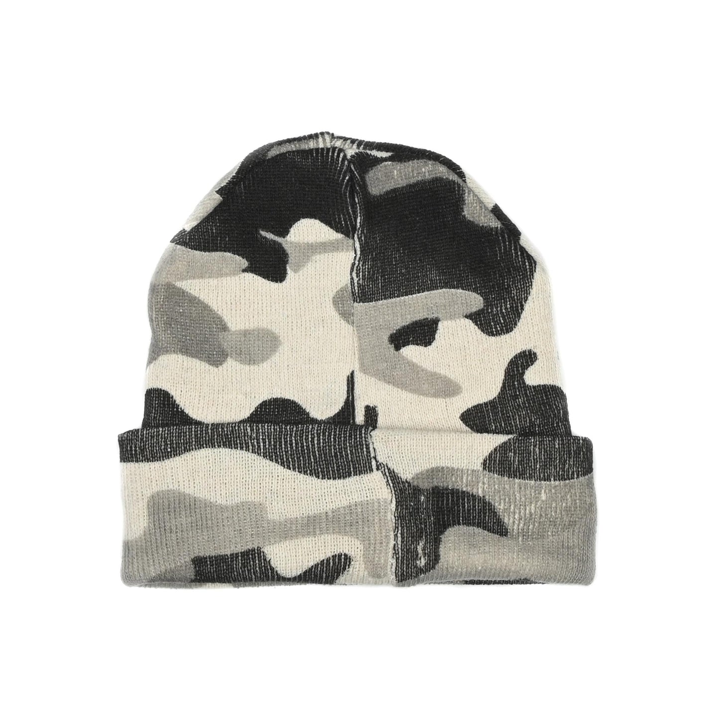 Rückansicht derselben Strickmütze mit Tarnmuster in Schwarz, Grau und Beige, flach liegend auf weißem Hintergrund.