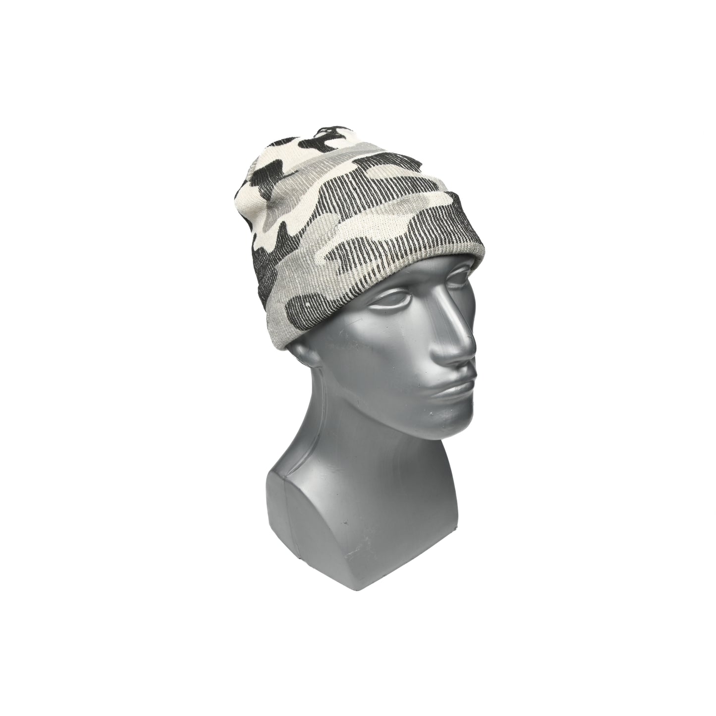 Strickmütze mit Tarnmuster in Schwarz, Grau und Beige, auf silbernem Modellkopf schräg nach vorn geneigt präsentiert.