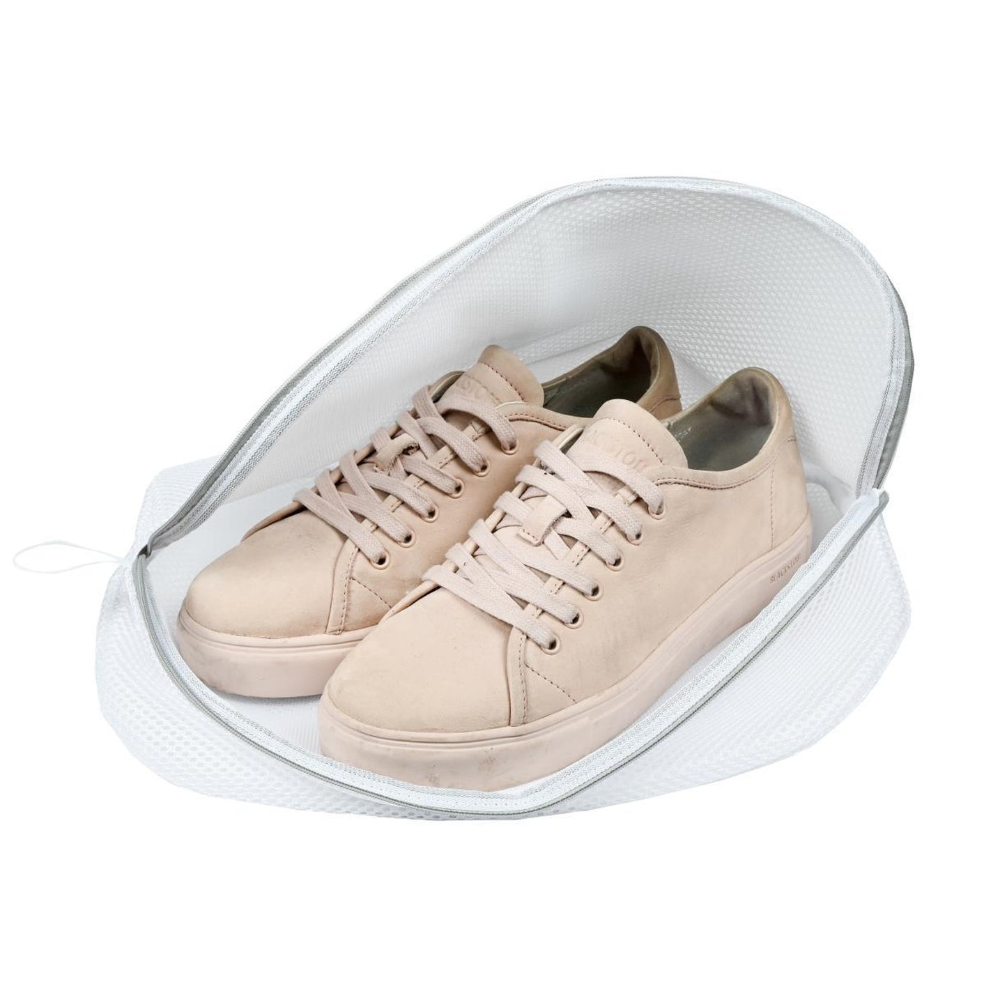 Ein Paar beige Sneaker ist in einer weißen Netztasche mit Reißverschluss verstaut, die halb geöffnet auf einer hellen Fläche steht. Die Schuhe sind sauber und aufrecht nebeneinander platziert. Die Struktur des Netzes und die Rundung der Tasche sind deutli