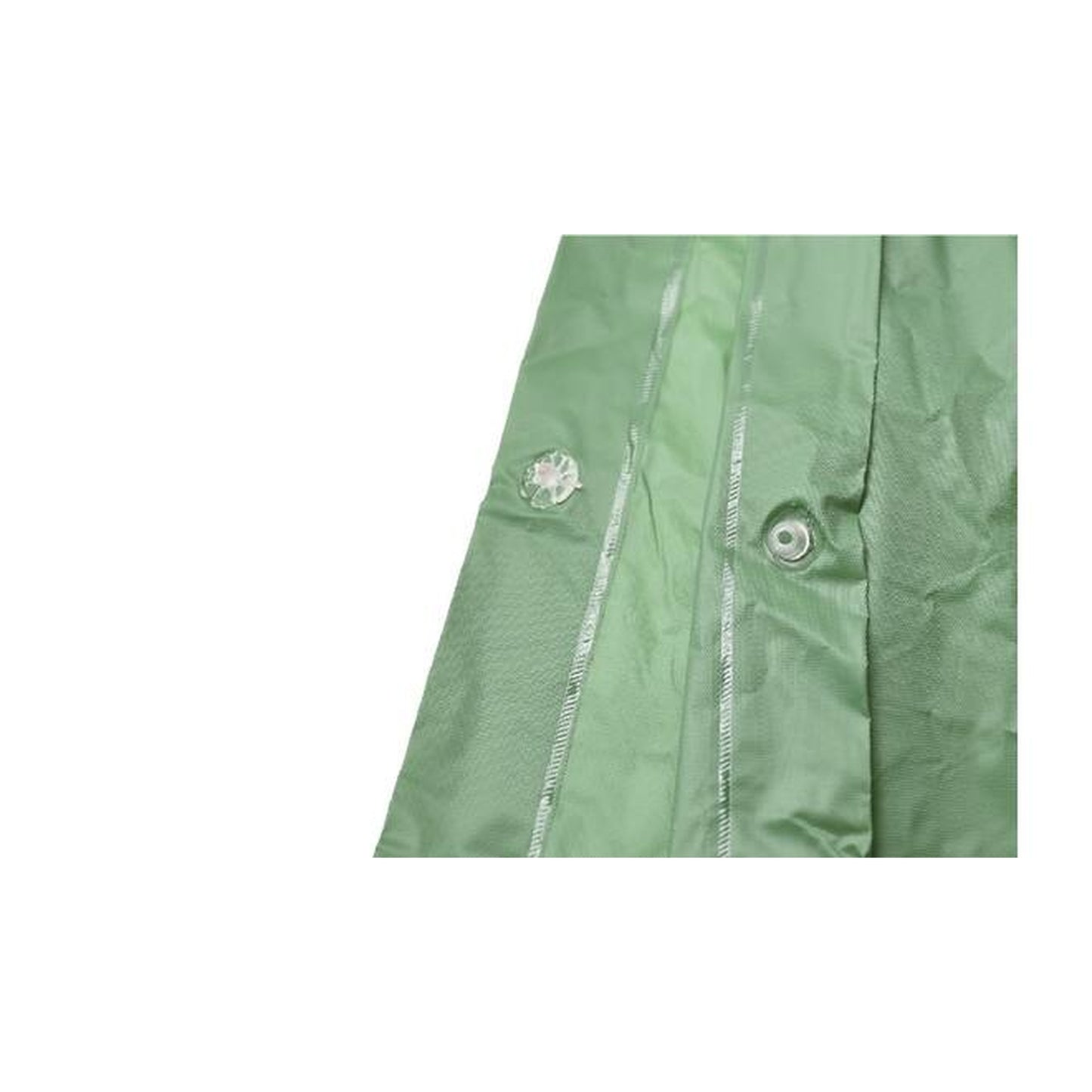Nahaufnahme eines Druckknopfverschlusses an der Seitenkante des grünen Regenponchos.