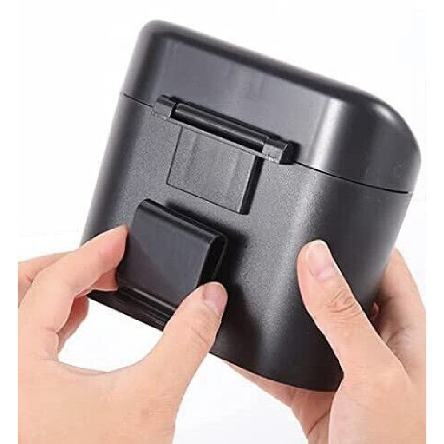 Rückseite des schwarzen Auto-Mülleimers, zwei Hände zeigen die Befestigungsclips zur Anbringung, beispielsweise an der Türverkleidung.