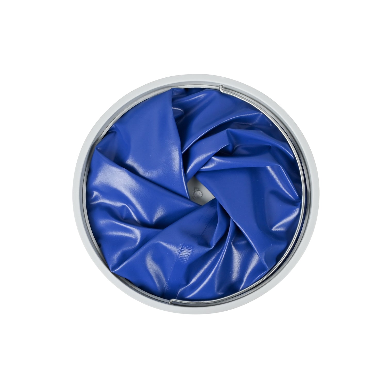 Ansicht von oben auf den zusammengefalteten blauen Eimer mit grauem Rand, Innenmaterial kreisförmig gefaltet.
