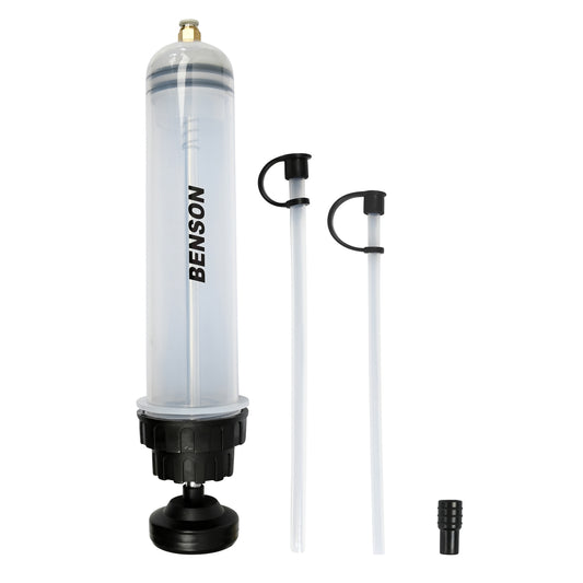 Transparente zylindrische Handpumpe mit schwarzem Bodenstück, seitlich der Pumpe liegen zwei unterschiedlich lange transparente Schläuche mit schwarzen Anschlüssen sowie ein kleiner schwarzer Adapter.