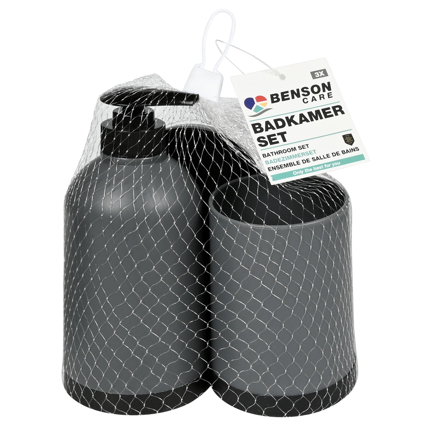 Graues 3-teiliges Badezimmerset aus Seifenspender, Becher und Seifenschale, zusammen in einem weißen Kunststoffnetz mit Etikett „BADKAMER SET“.