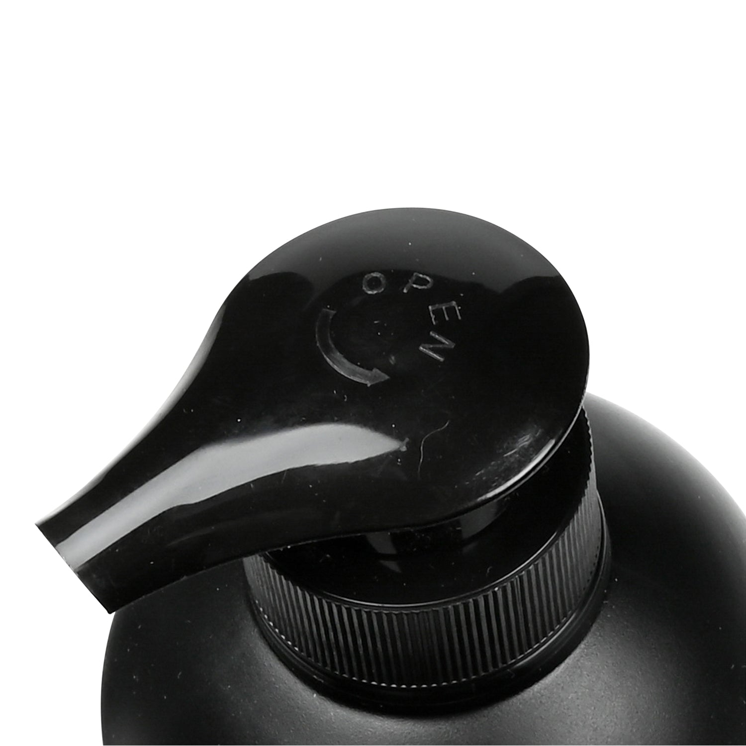 Nahaufnahme des schwarzen Pumpkopfes eines Seifenspenders mit Aufschrift „OPEN“ und Pfeilmarkierung.