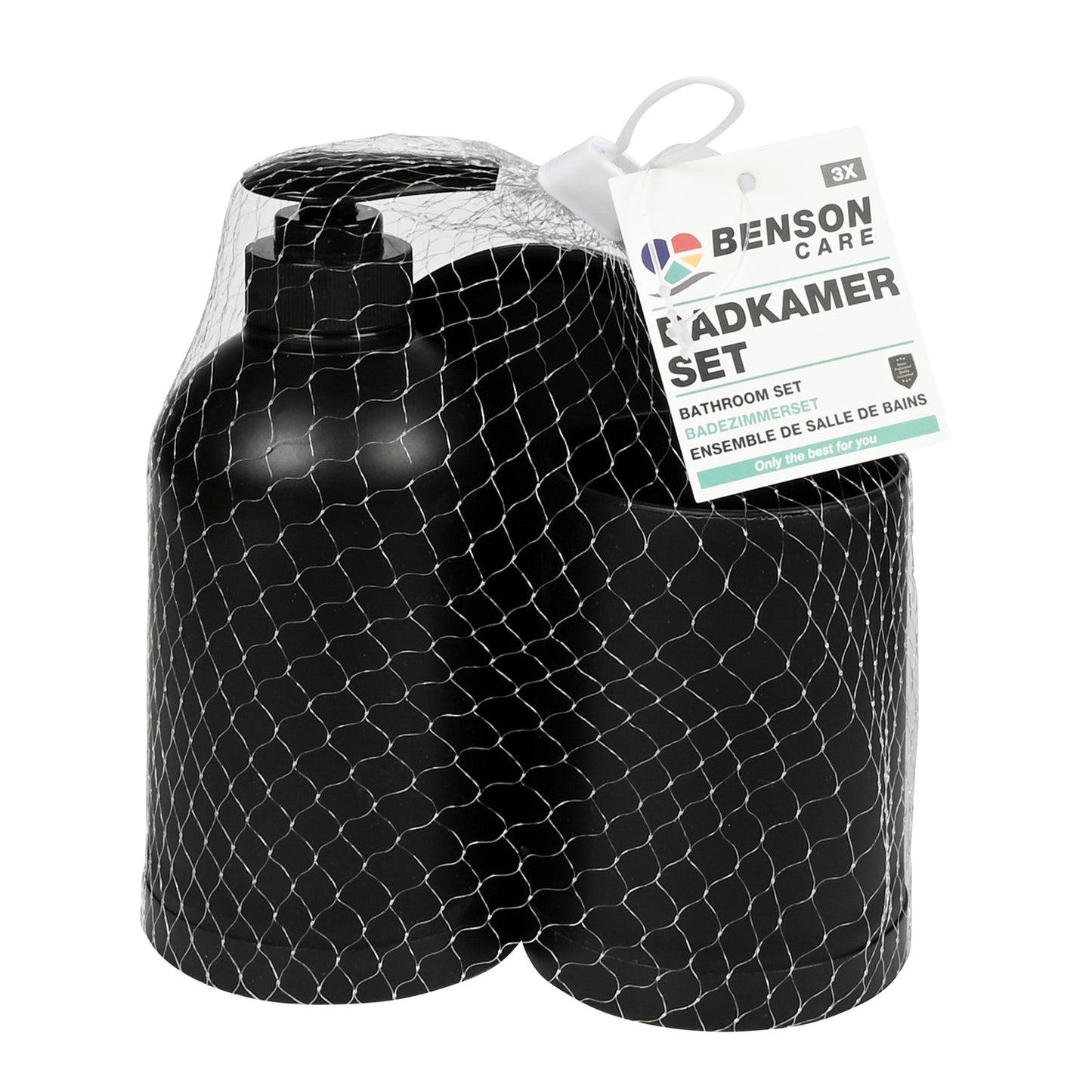 Schwarzes 3-teiliges Badezimmerset aus Seifenspender, Becher und Seifenschale, zusammen in einem weißen Kunststoffnetz mit Etikett „BADKAMER SET“.