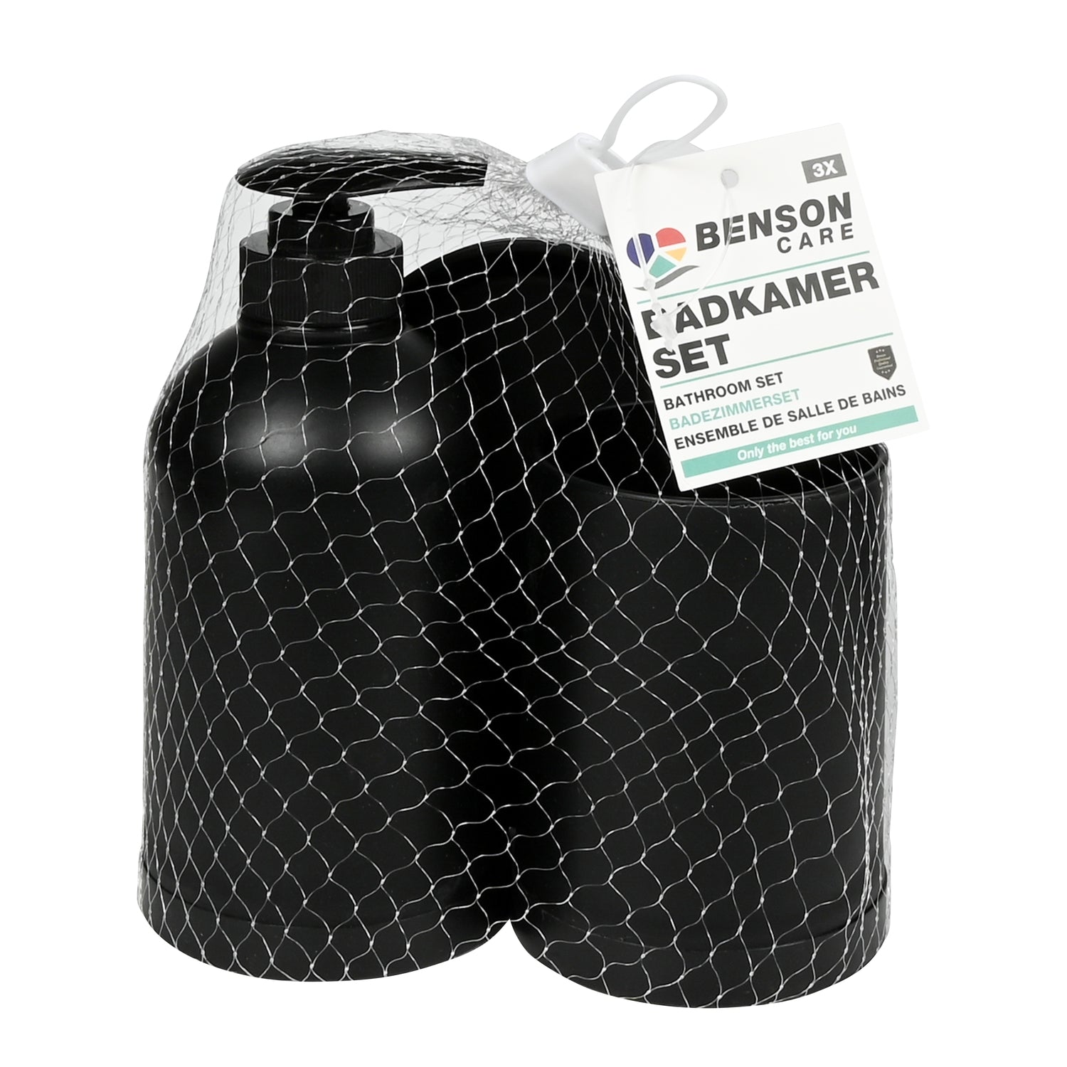 Schwarzes 3-teiliges Badezimmerset aus Seifenspender, Becher und Seifenschale, zusammen in einem weißen Kunststoffnetz mit Etikett „BADKAMER SET“.