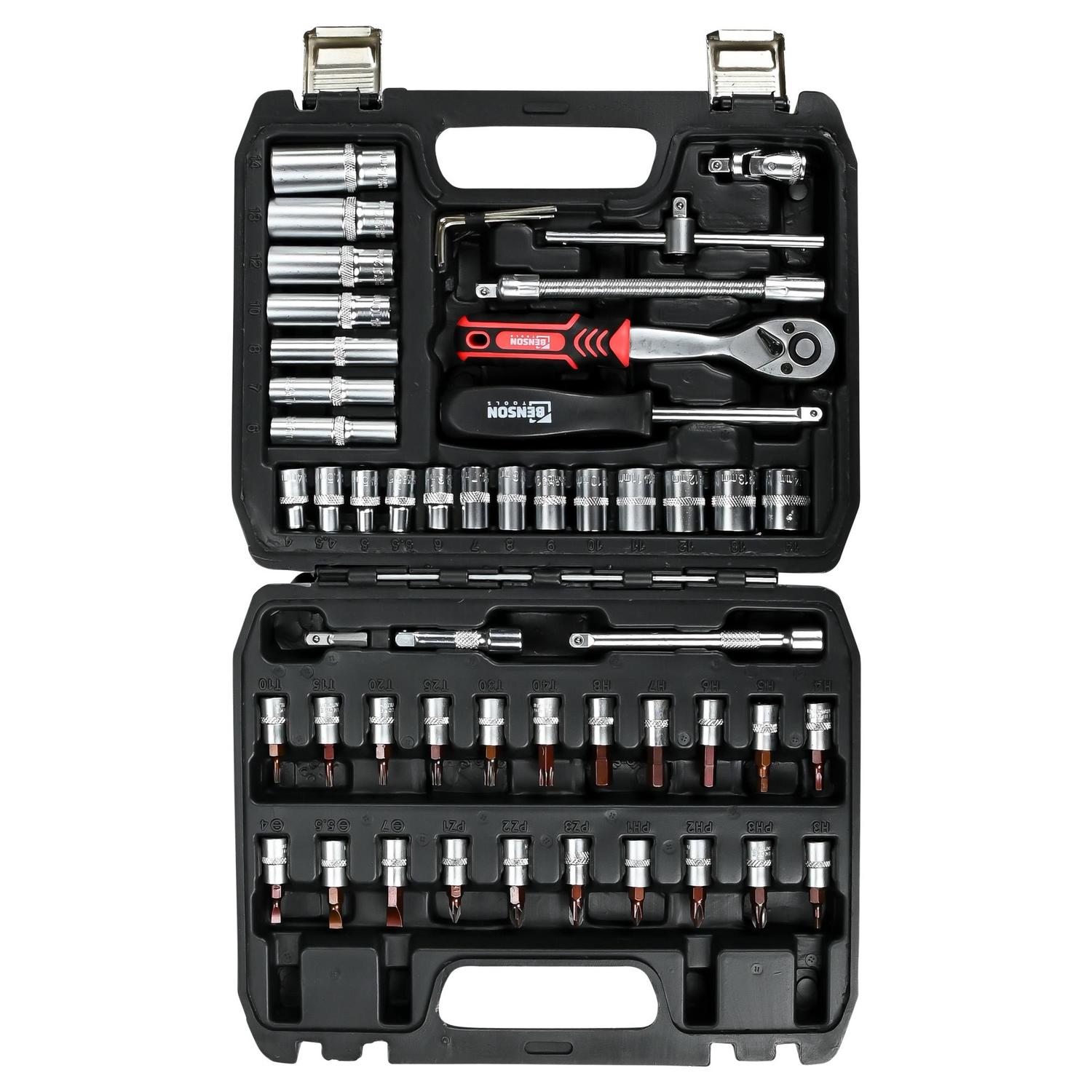 Aufsicht auf geöffneten Steckschlüsselkoffer mit Einsätzen, Verlängerungen, Ratsche, Handgriff und sortierten Einsatzbits in mehreren Größen.