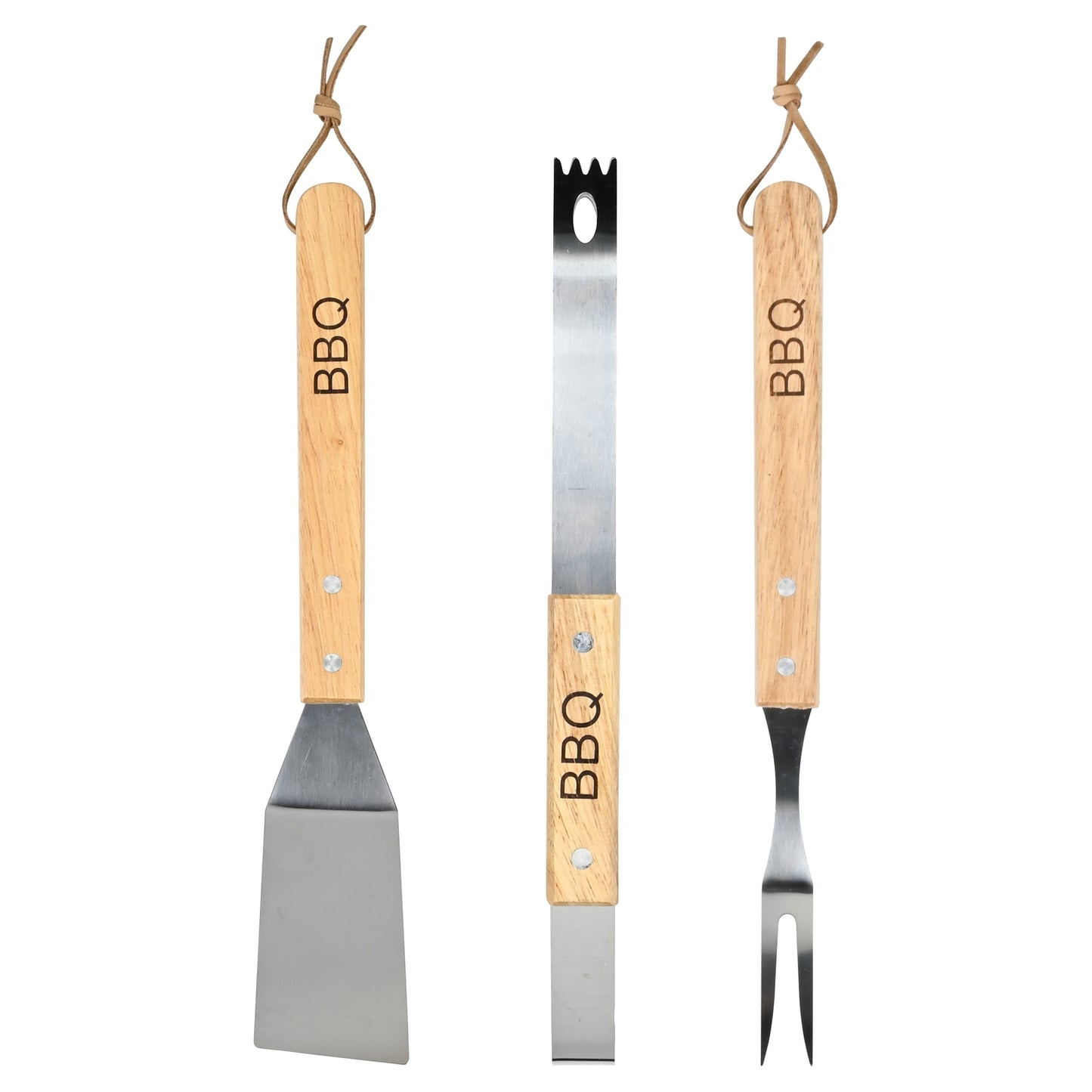 Drei BBQ-Werkzeuge – Spatel, Grillzange und Grillgabel – aus Metall mit Holzgriffen, senkrecht nebeneinander angeordnet auf weißem Hintergrund, alle Griffe mit „BBQ“-Gravur.