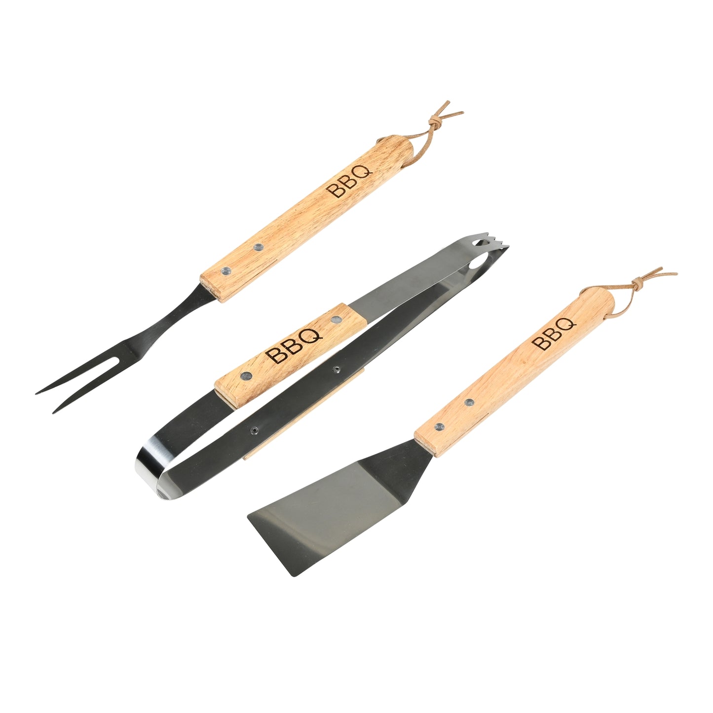 BBQ-Spatel, Grillzange und Grillgabel aus Edelstahl mit Holzgriffen liegen leicht schräg nebeneinander auf weißem Hintergrund, gut sichtbare Gravur „BBQ“ auf den Griffen.