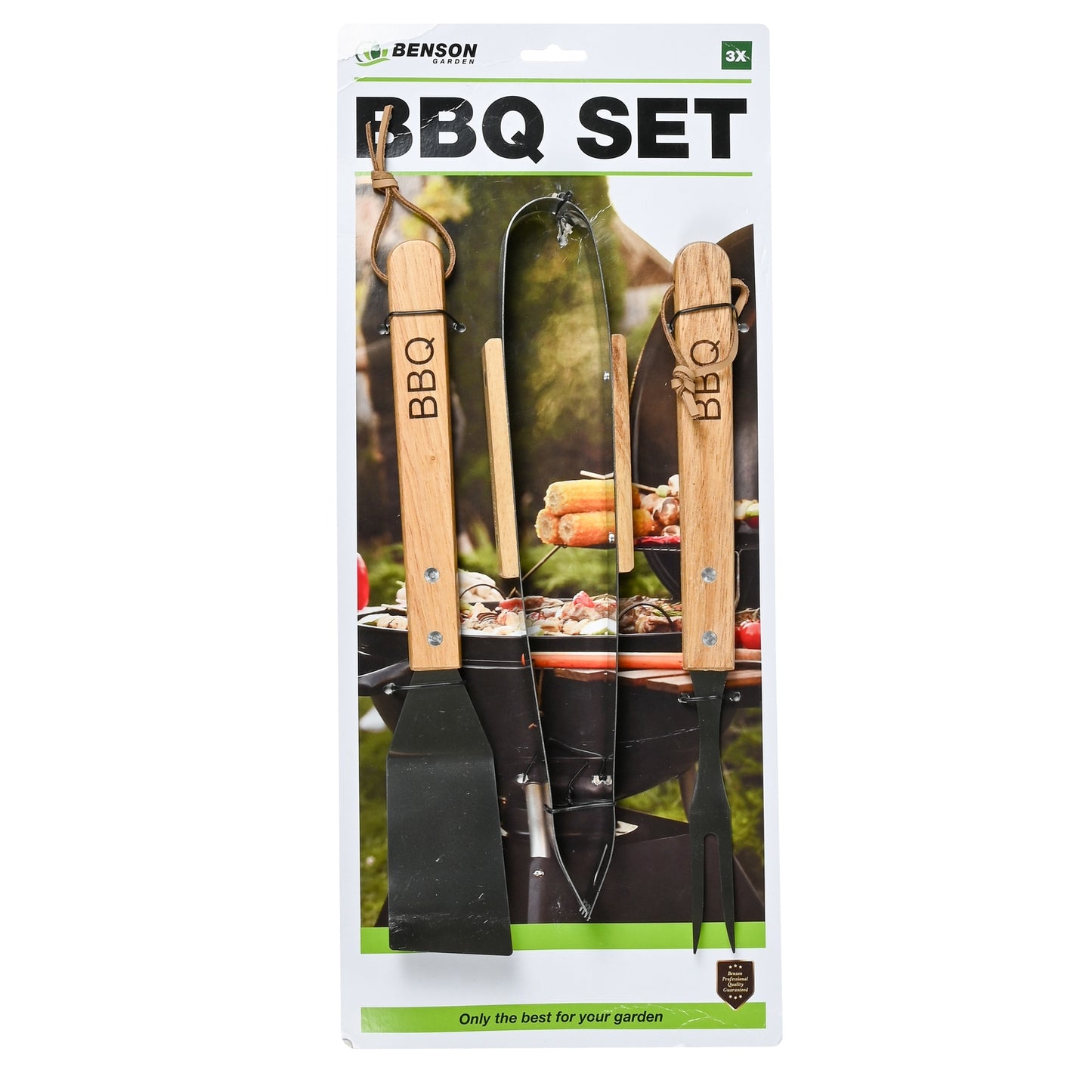 BBQ-Werkzeugset aus drei Teilen – Spatel, Zange und Gabel – mit Holzgriffen, in transparenter Kunststoffverpackung mit Kartonrückwand, abgebildet vor einem Grillmotiv.
