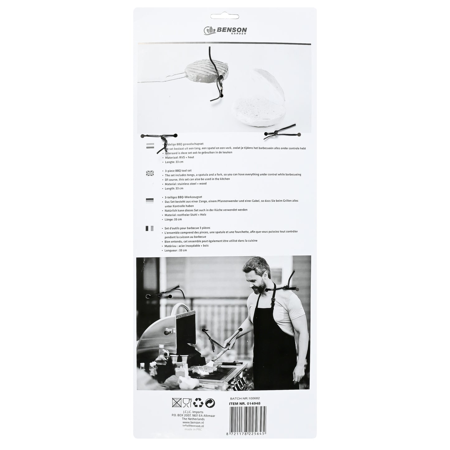 Rückseite der Produktverpackung mit Informationen in mehreren Sprachen über das BBQ-Set, daneben eine Schwarz-Weiß-Fotografie eines Mannes beim Grillen mit dem Set.