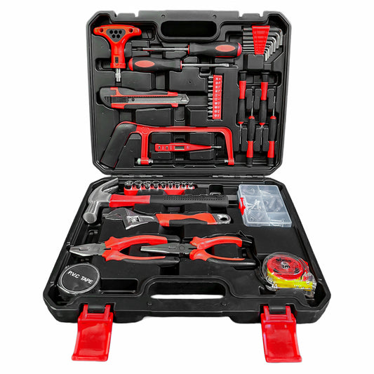 Geöffneter schwarzer Werkzeugkoffer mit roten Verschlüssen, bestückt mit Hammer, Kombizange, Spitzzange, Schraubendrehern, Stecknüssen, Maßband, Säge, Cuttermesser und Sechskant-Schlüsseln, alle Werkzeuge in geformten Fächern eingelegt.