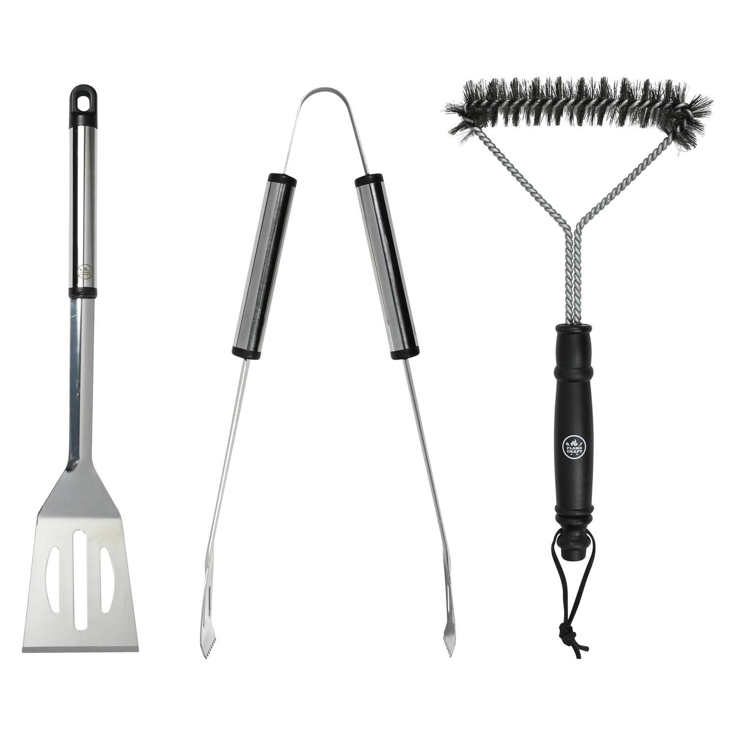 Grillbesteck-Set bestehend aus Grillwender, Grillzange und Reinigungsbürste. Die Zange befindet sich in der Mitte. Alle Werkzeuge haben lange Edelstahlgriffe mit schwarzen Kunststoffenden und Aufhängeösen.