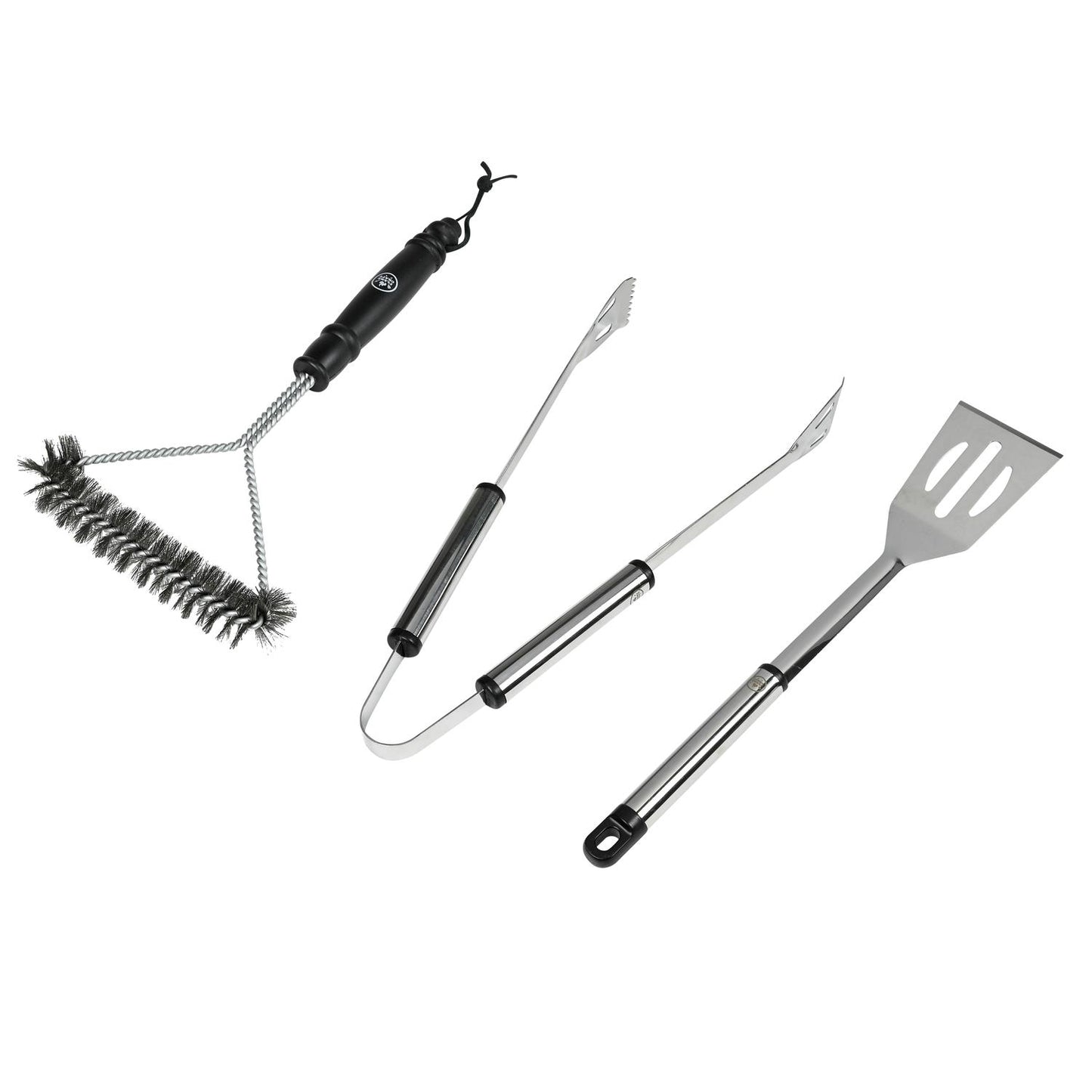 Grillbesteck bestehend aus Reinigungsbürste, Grillzange und Grillwender in schräger Perspektive. Werkzeuge liegen nebeneinander auf weißem Hintergrund. Griffe aus Edelstahl mit schwarzen Elementen, die Bürste hat Borsten nach oben.