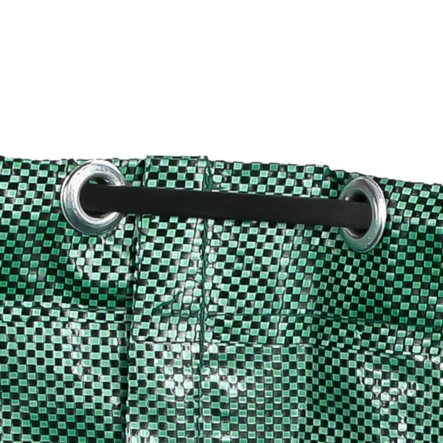 Nahaufnahme des grünen Kunststoffmaterials eines Gartensacks mit zwei silbernen Ösen, durch die ein schwarzer Teil des integrierten Stützrings verläuft.