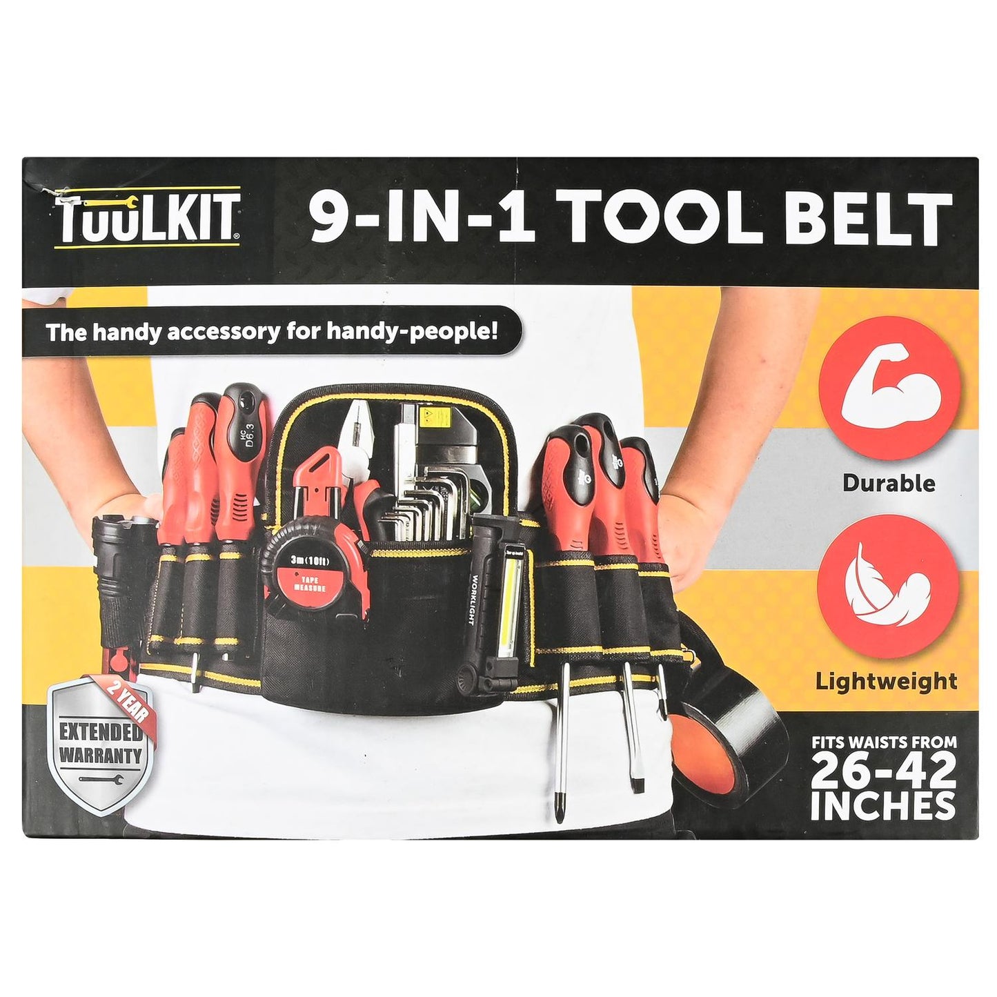Verpackung eines Werkzeuggürtels mit der Aufschrift „9-in-1 Tool Belt“. Abgebildet ist eine Person mit dem Gürtel, der mehrere rote und schwarze Werkzeuge in Fächern trägt. Textfelder informieren über Funktionen und Größenangaben.