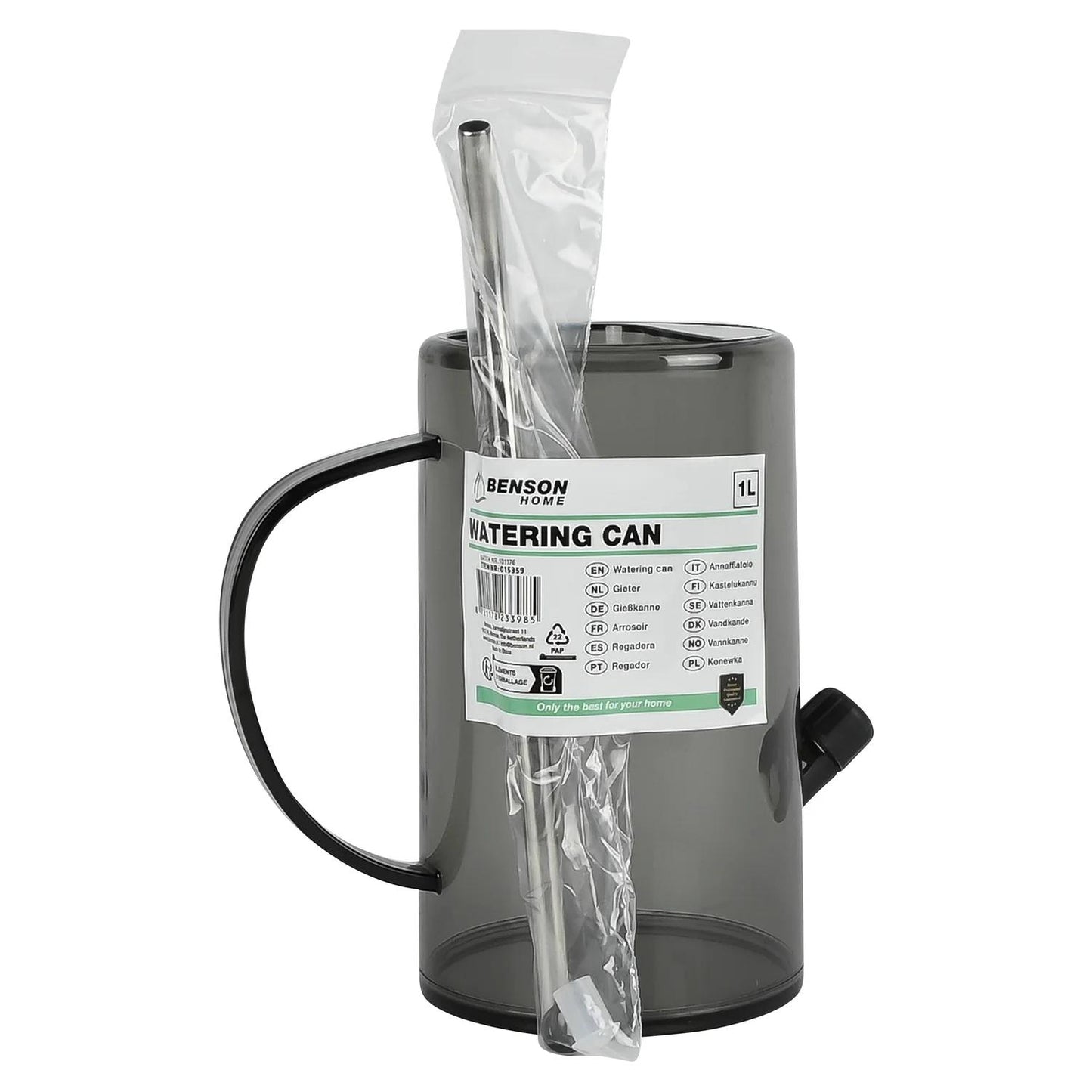 Graue 1-Liter-Gießkanne von Benson Home mit aufgeklebtem Produktetikett „Watering Can“, seitlichem Griff und separat verpacktem Metallausguss im transparenten Beutel, freigestellt auf weißem Hintergrund.