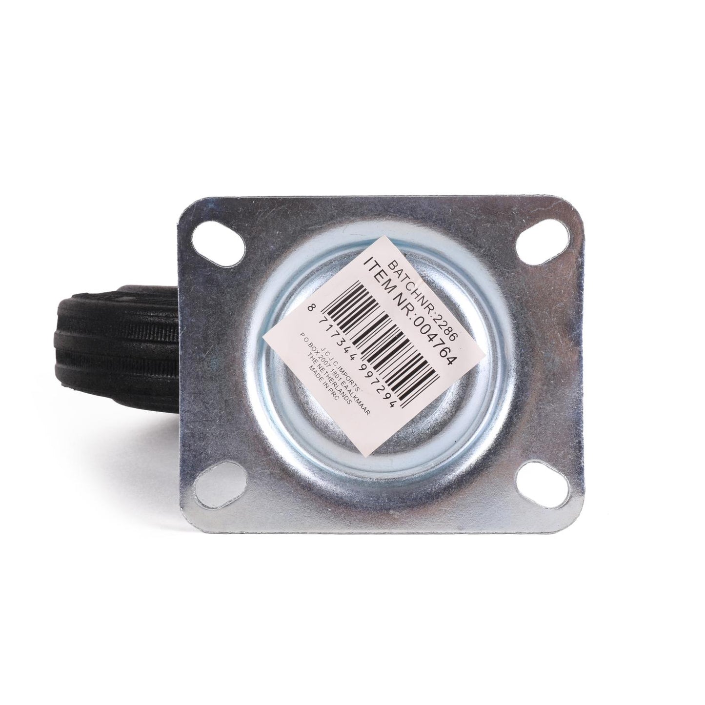 Montageplatte einer Lenkrolle auf weißem Hintergrund, frontal von oben fotografiert. Die Platte hat vier ovale Montagelöcher, je eines in den Ecken. In der Mitte befindet sich ein rundes Lagergehäuse. Darauf ist ein weißes Etikett mit Barcode und Artikeln