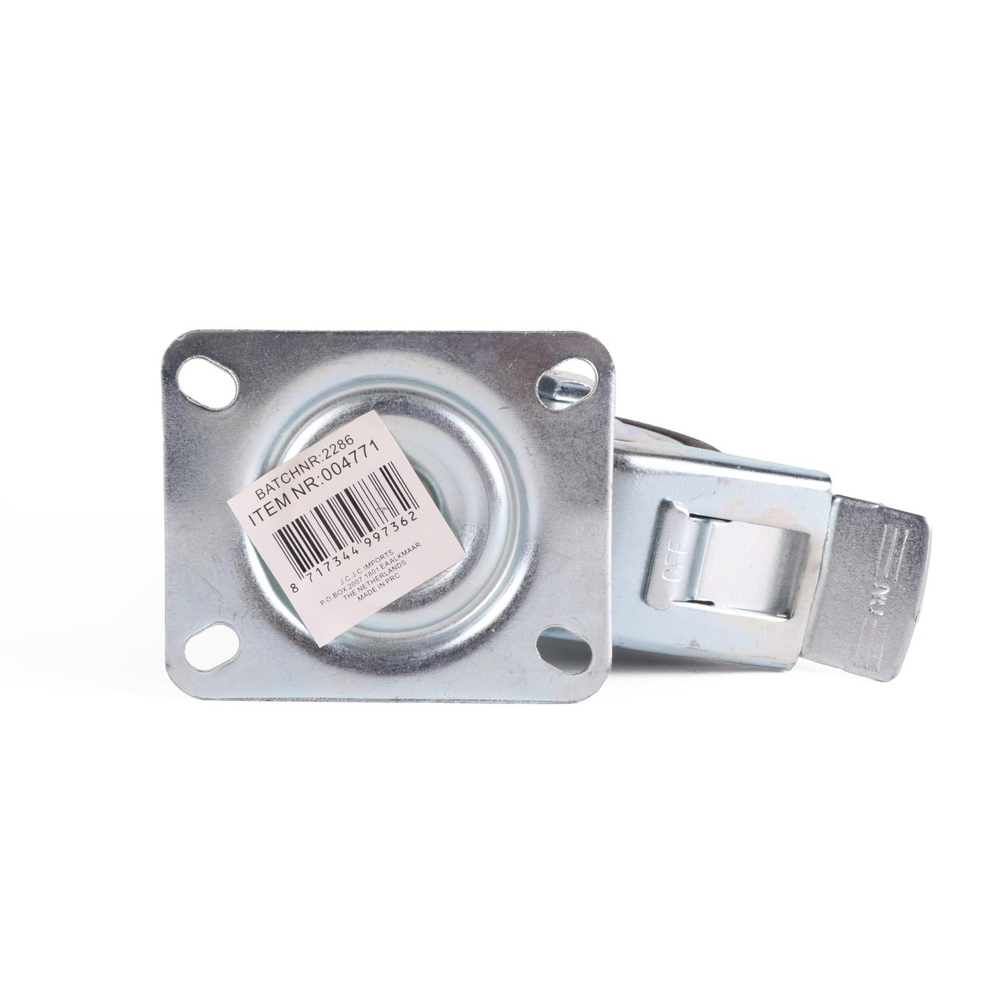 Die Lenkrolle ist von oben fotografiert und liegt auf weißem Hintergrund. Sichtbar ist die viereckige Montageplatte mit vier abgerundeten Montagelöchern und einem mittig aufgeklebten Etikett mit Barcode. An der Seite ragt das silberne Bremspedal hervor