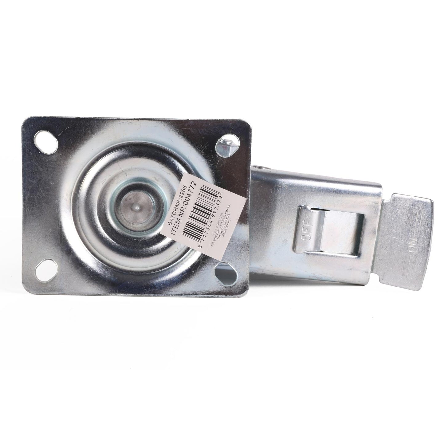 Die Lenkrolle ist von oben fotografiert und liegt auf weißem Hintergrund. Sichtbar ist die viereckige Montageplatte mit vier abgerundeten Montagelöchern und einem mittig aufgeklebten Etikett mit Barcode. An der Seite ragt das silberne Bremspedal hervor