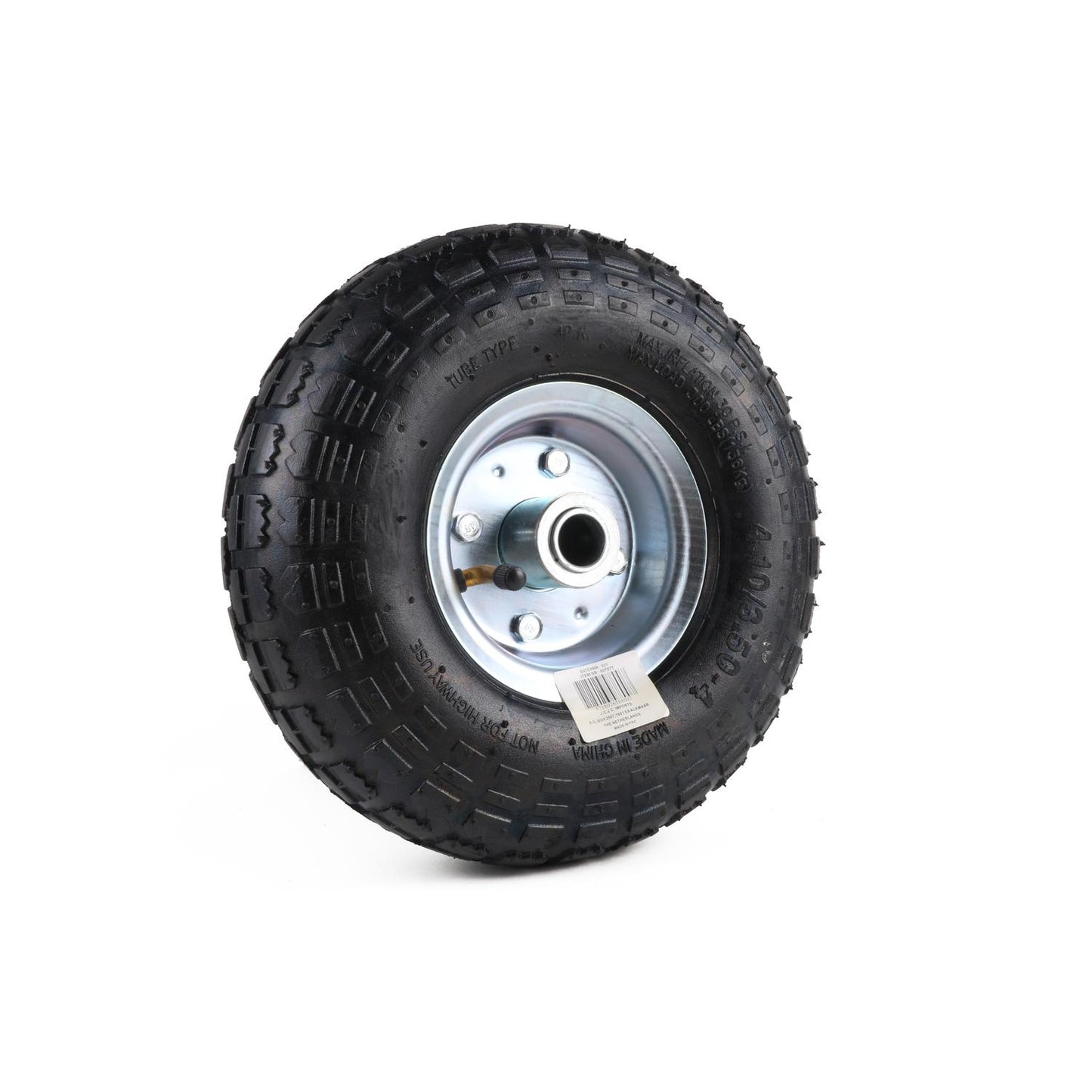 Luftbereiftes Rad mit grobem Profil und silberner Metallfelge, leicht schräg von vorn aufgenommen, Ventil und Nabe sichtbar, freigestellt auf weißem Hintergrund. Ein Barcode-Etikett ist auf der Lauffläche angebracht