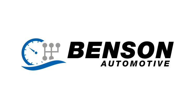 Logo mit blauer Tachonadel und grauer Schalthebelgrafik, ergänzt durch eine geschwungene blaue Welle; rechts daneben schwarzer Schriftzug „Benson Automotive“.