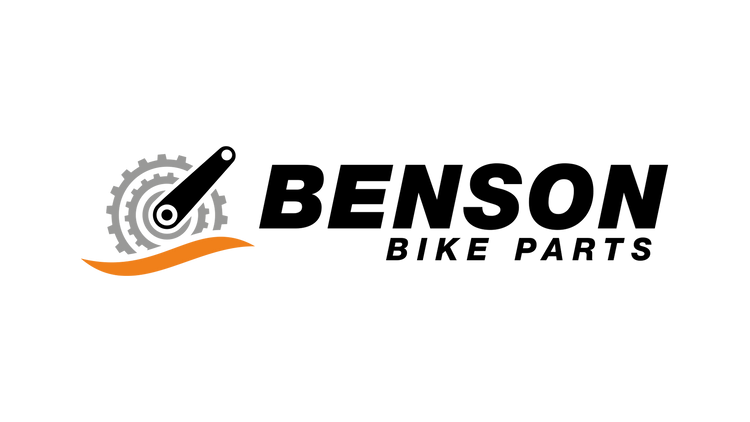 Logo mit mehreren ineinandergreifenden grauen Zahnrädern und orangefarbener Welle; rechts daneben schwarzer Schriftzug „Benson Bikeparts“.