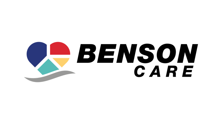Logo mit stilisiertem Herz aus vier Farbflächen in Dunkelblau, Rot, Gelb und Türkis sowie grauer Welle darunter; rechts daneben schwarzer Schriftzug „Benson Care“.