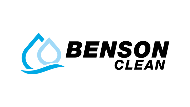 Logo mit zwei stilisierten Tropfen in Hellblau und Dunkelblau, ergänzt durch eine geschwungene blaue Welle; rechts daneben schwarzer Schriftzug „Benson Clean“.