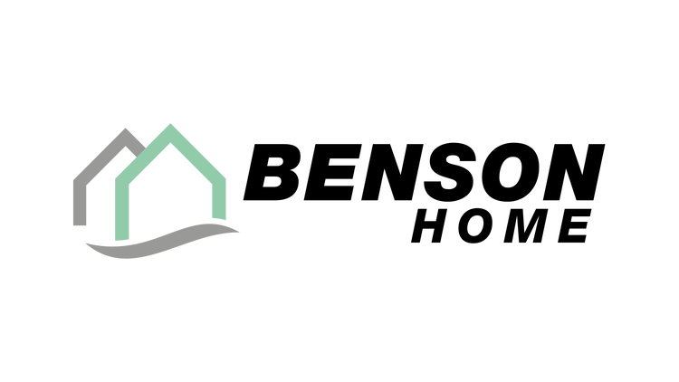 Logo der Marke BENSON HOME: Schwarzer Schriftzug rechts neben zwei stilisierten Hausdächern in Grau und Mintgrün, darunter eine graue, geschwungene Linie als Boden.