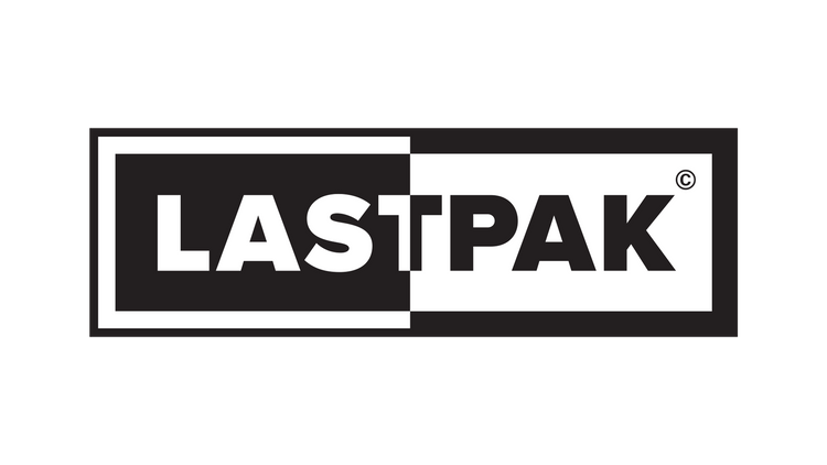 Logo der Marke LASTPAK: Weißer Schriftzug auf schwarzem Hintergrund, die Buchstaben sind kantig, das Design ist durch vertikale und horizontale Teilung grafisch abgesetzt.