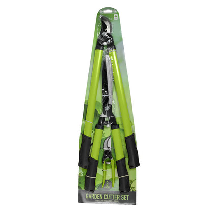 Verpacktes 3-teiliges Gartenscheren-Set mit grünen Griffen, auf Kartonträger fixiert. Sichtbar sind alle drei Werkzeuge von vorn. Hintergrund der Verpackung in Grün mit Aufschrift „Garden Cutter Set“.