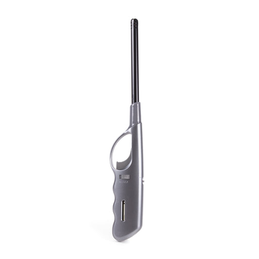 Langes silberfarbenes Stabfeuerzeug mit schwarzem Zündrohr und ergonomischem Griff, aufrecht vor weißem Hintergrund stehend.