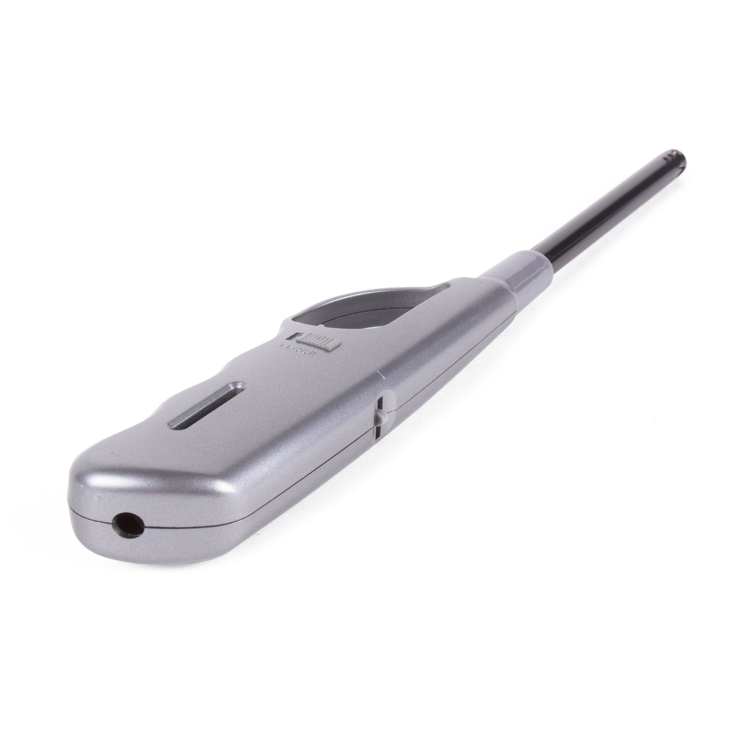 Silberfarbenes Stabfeuerzeug mit langem schwarzem Zündrohr, seitlich liegend mit sichtbarem Gasregler und Zündmechanismus auf weißem Hintergrund.