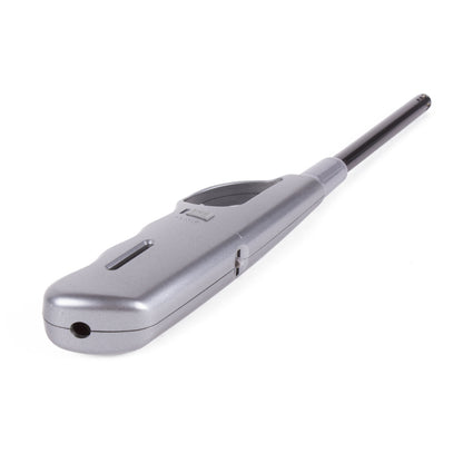 Silberfarbenes Stabfeuerzeug mit langem schwarzem Zündrohr, seitlich liegend mit sichtbarem Gasregler und Zündmechanismus auf weißem Hintergrund.