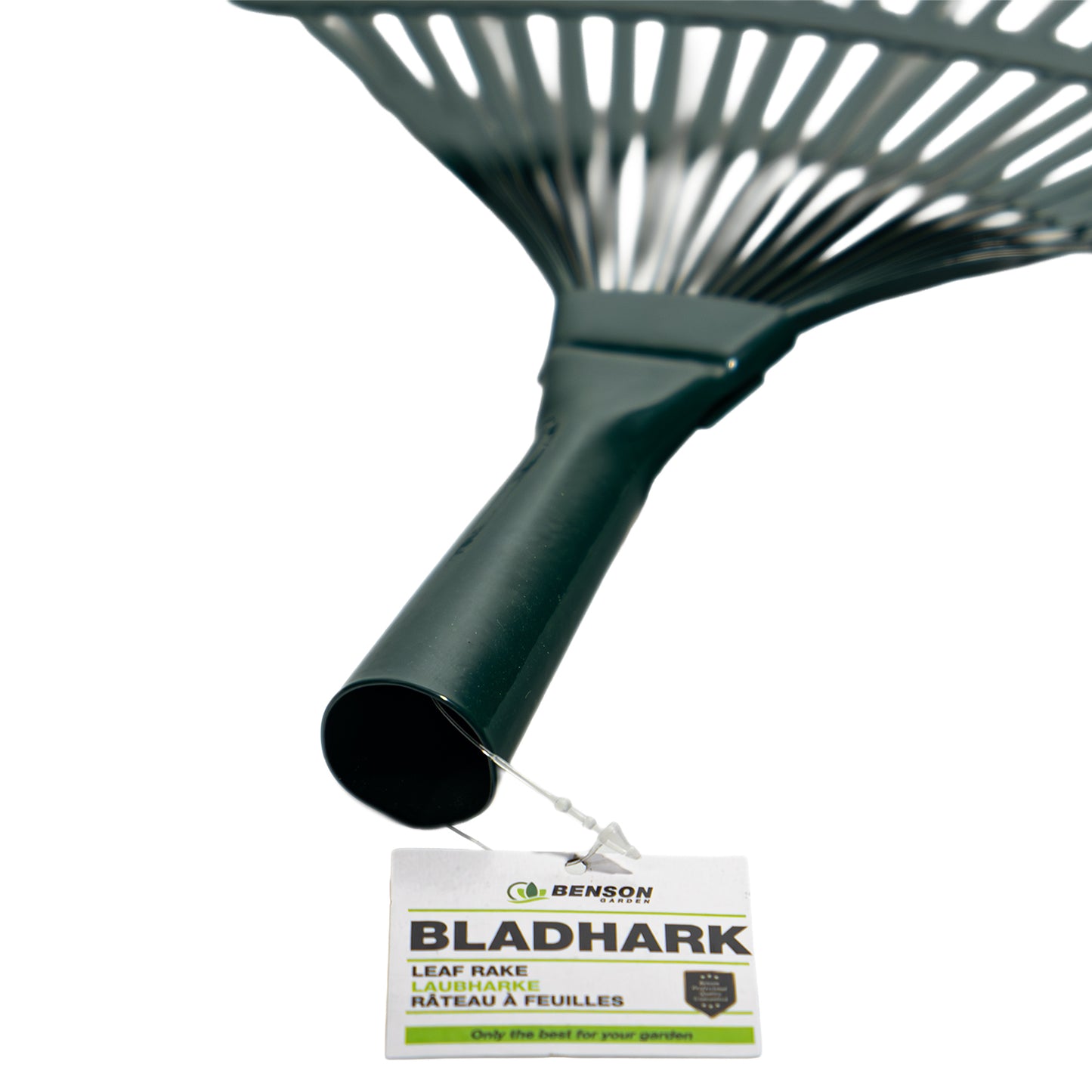 Nahaufnahme des oberen Griffendes des Laubbesens mit Produktetikett der Marke „Benson“ und Aufschrift „Bladhark – Laubharke“.