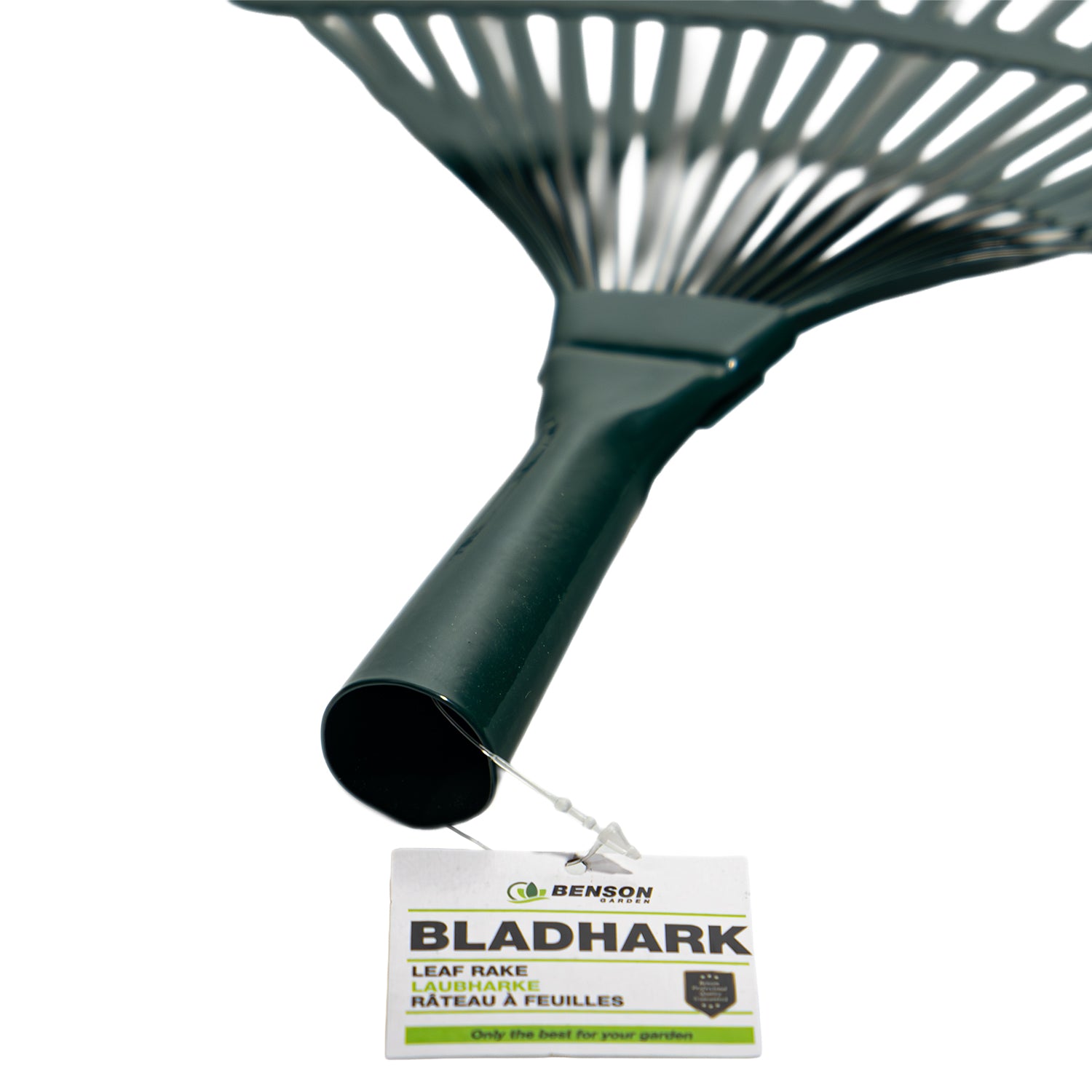 Nahaufnahme des oberen Griffendes des Laubbesens mit Produktetikett der Marke „Benson“ und Aufschrift „Bladhark – Laubharke“.