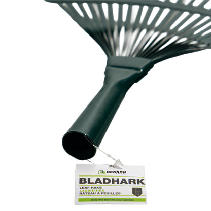 Nahaufnahme des oberen Griffendes des Laubbesens mit Produktetikett der Marke „Benson“ und Aufschrift „Bladhark – Laubharke“.