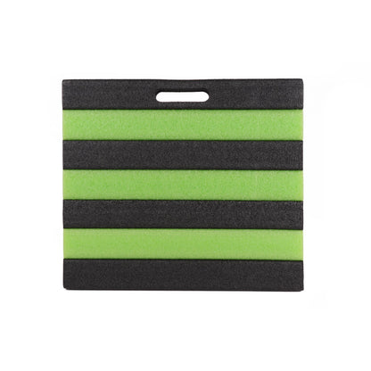 Rechteckige Kniematte mit abwechselnd schwarzen und grünen Streifen und integriertem Tragegriff oben.