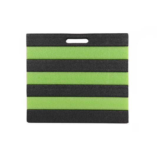 Rechteckige Kniematte mit abwechselnd schwarzen und grünen Streifen und integriertem Tragegriff oben.